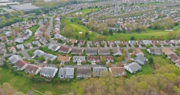 Vista aérea paisaje urbano en la pequeña ciudad americana una zona de dormir techos caseros — Vídeos de Stock