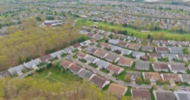 Evleri ve yolları olan küçük Amerikan kasabasının hava manzarası