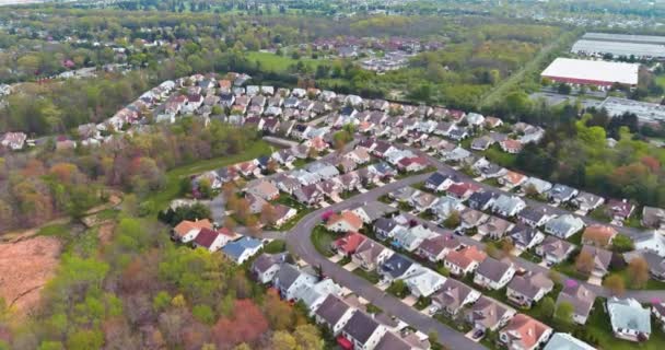 Moderno de complexos típicos pequenos edifícios da cidade americana na paisagem vista aérea — Vídeo de Stock