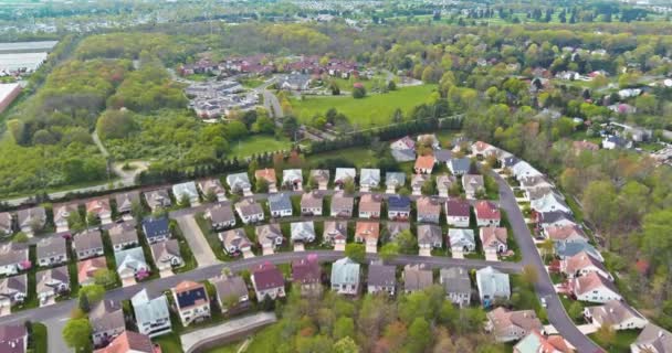 Panorama uitzicht op Amerikaanse kleine stad residentiële huizen buurt voorstedelijk complex — Stockvideo