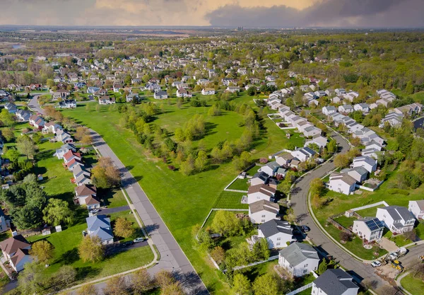 Panorama manzaralı küçük Amerikan kasabası yerleşim evleri mahalle gelişim banliyö kompleksi