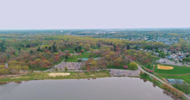 Vista superior del parque de la ciudad con árboles, ecosistema de césped ambiente saludable — Vídeo de stock