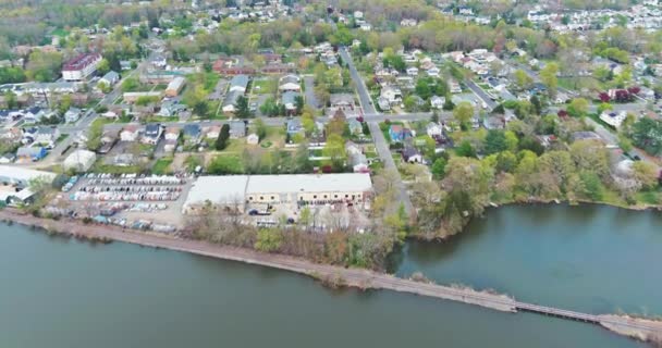 Increíble el pequeño distrito de la ciudad americana con casas y carreteras a lo largo del río que fluye entre — Vídeos de Stock