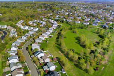 Panorama manzaralı küçük Amerikan kasabası yerleşim evleri mahalle gelişim banliyö kompleksi