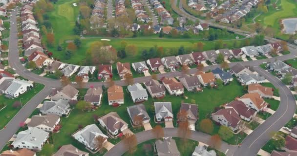 Paisaje estacional escénico desde arriba vista aérea de una pequeña ciudad en el campo Pennsylvania ES — Vídeos de Stock