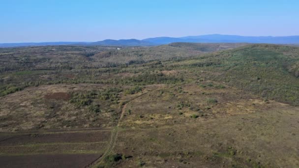 Légi kilátás csodálatos idilli panoráma a domboldalon hegyek vidéki táj — Stock videók