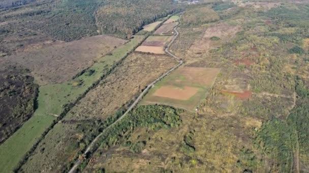 Prachtig panorama landelijk landschap in idyllisch prachtig landschap met bergboerderij landelijk veld — Stockvideo