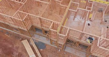 Yeni evin ahşap çerçeve kirişli dış tarafı inşaat kirişi ahşap.