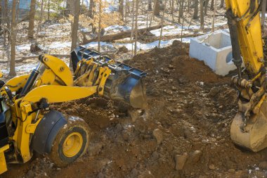 Yeni bir asfalt yolun inşaatı altında beton drenaj sistemi borusu üzerinde çalışan kurulmuş.