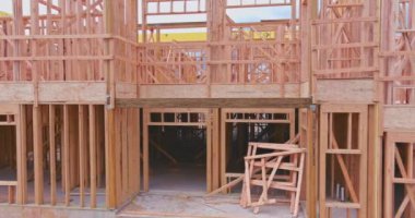 İnşaat halindeki bir evin yeni inşaat iskeleti