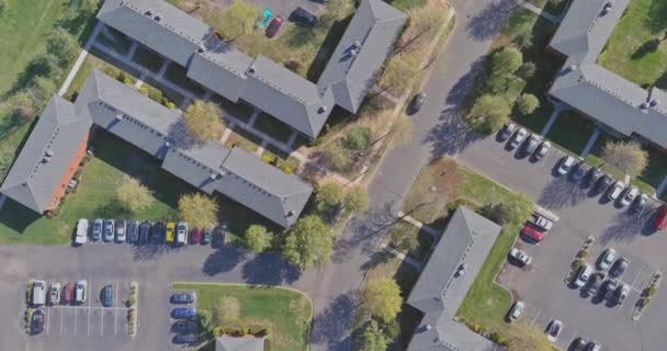 현대의 아파트 건물들은 미국의 작은 마을을 복잡하게 만든다 — 비디오