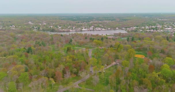 Górny widok na park w strefie rekreacyjnej piękny widok na zielony las — Wideo stockowe