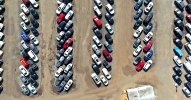 Otomobil müzayedesinin hava görüntüsü. Birçok kullanılmış araba parkı otoparka dağıtıldı..