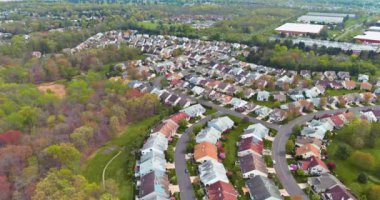 Panorama 'dan en tepedeki ağaçlara ve evlere kadar uzanan uyuma alanı görüntüsü