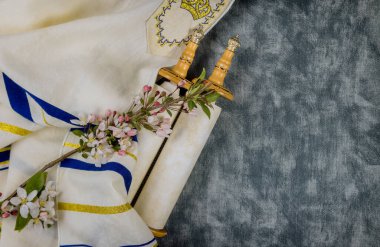 Torah parşömeni ve dua şalı olan dua kitabı Yahudi Ortodoks dini sembolleri dillendirdi