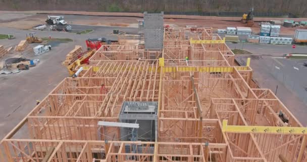 Exteriér s dřevěným rámem trámu nového domu ve stavebním trámu — Stock video