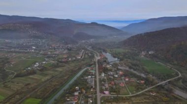 Ukrayna 'da bir sonbahar günü, Karpat dağlarında bir dağ vadisinde küçük bir köy.