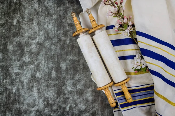 Židovské Svátky Během Modlitebních Předmětů Kippa Modlitebním Šátkem Tallit Svitku — Stock fotografie