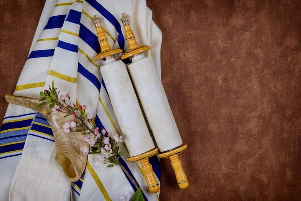 Den Židovských Svátků Symboly Modlitební Šál Tallit Modlitba Svatý Svitek — Stock fotografie