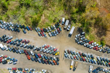 Birçok kullanılmış arabanın park ettiği Panorama müzayede alanı terminalini görüntüle