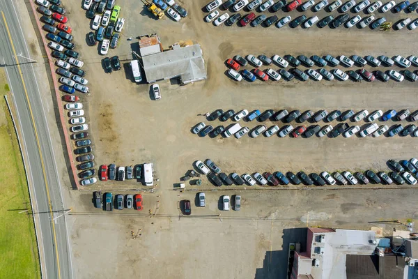 Ряды Автомобили Припаркованные Автостоянке Аукциона — стоковое фото