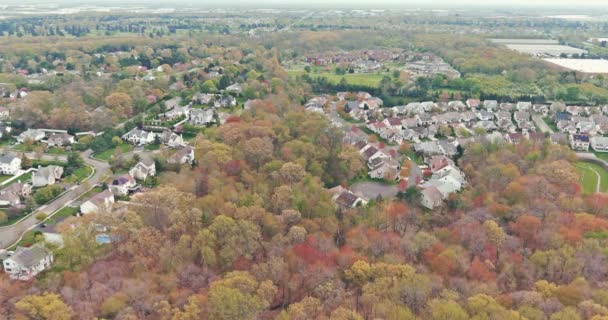 Luchtfoto panorama over flatgebouwen in de buitenwijken, het uitzicht — Stockvideo