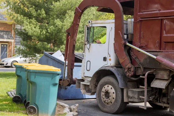 Camion Rosso Con Contenitore Domestico Carico Manutenzione Domestica Servizi Pubblici — Foto Stock