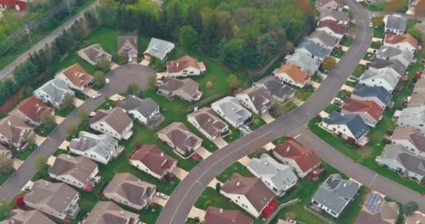 Panoramatický výhled na okolí v střechách domů obytné čtvrti domů — Stock video