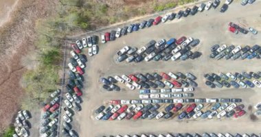 Açık artırma parkı terminali için park halindeki birçok kullanılmış arabanın panoramasını görüntüle