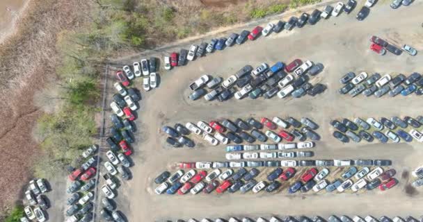 Veja o panorama em muitos carros usados estacionando uma fileira para o terminal de leilão estacionado — Vídeo de Stock