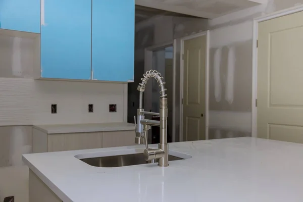 Neues Spülband Der Küche Mit Inselspüle Installieren — Stockfoto