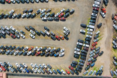 Birçok ikinci el araba açık artırma otoparkında park halindedir.