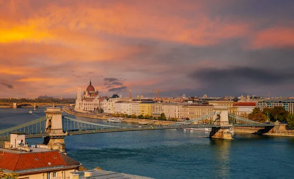 Panoramautsikt Över Solnedgången Med Kedjebron Över Donau Budapest Parlamentsbyggnad Huvudstad — Stockfoto