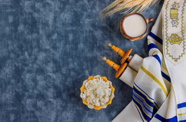 Koscheres Milchprodukt Zum Jüdischen Feiertag Shavuot Tora Und Kippa — Stockfoto