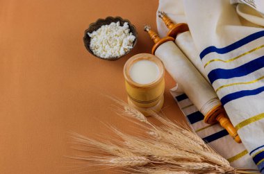 Shavuot, Torah Tomarı ve Tallis 'te geleneksel bir dini Yahudi bayramıdır.