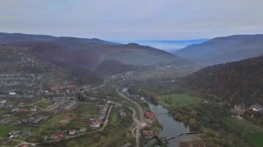 Bir dağ vadisinde hava manzarası Sonbahar manzarası küçük bir köy ile