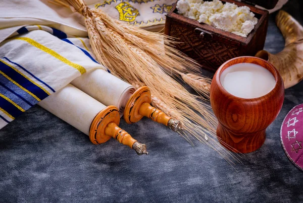 Férias Judaicas Shavuot Para Kosher Conjunto Alimentos Lácteos Pergaminho Torá — Fotografia de Stock