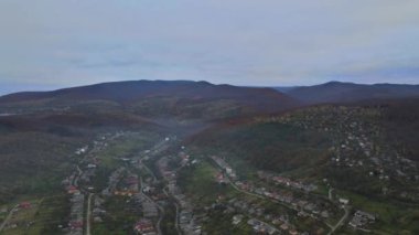 Karpatlar 'daki Panorama Dağları Ukrayna' da bir sonbahar günü bir dağ vadisinde küçük bir köyde
