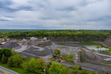 Hava manzaralı manzara, üretim endüstrisinde maden cevheri çıkartıyor.