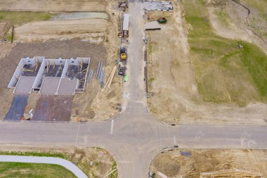 Banliyösü olan yeni bir evin temellerinin atılması üzerine havadan üst görünüm inşaatı.