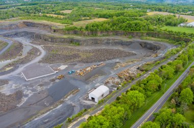 Panorama hava manzaralı geniş, açık maden endüstriyel dış madencilik ocağını gösteriyor.