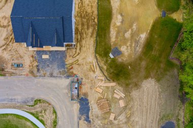 İnşaat alanındaki konut inşaatı sırasında ahşap bina malzemesi yığını ahşap çerçeve kiriş inşaatı, metal konteyner evinin yenilenmesi.