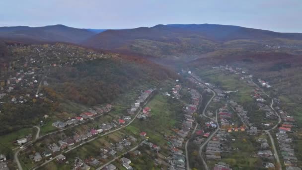 Karpat dağlarındaki bir dağ vadisinde küçük bir köyde sonbahar zamanı panorama — Stok video