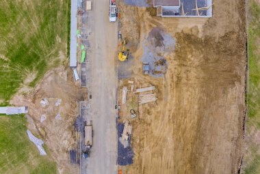 İnşaat için kereste malzemesi üzerine yeni inşaat malzemeleri yığını