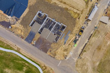 Kenar mahallelerdeki yeni ev inşaatının havadan manzarası bitmemiş çalışmaların hazırlanması üzerine inşa ediliyor