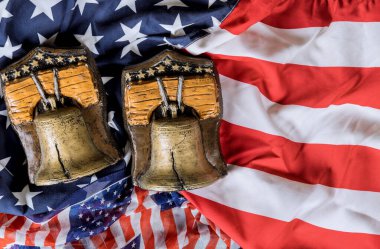 Ulusal Anma Günü 'nde Amerikan bayrağını taşıyan hatıra çanı.