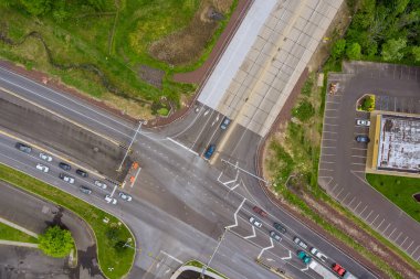 Kentsel nüfusun yoğun olduğu Amerika 'da otoyol kavşağının hava manzarası