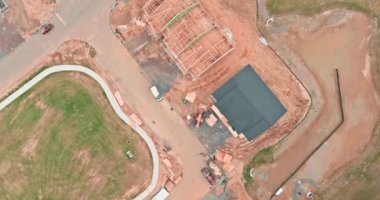 İnşaat halindeki yeni bir evin havadan görünüşü, ahşap döşeme tahtaları ve inşaat tahtaları.