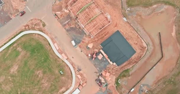 Вид с воздуха на строящийся новый дом с деревянными досками укладчика — стоковое видео