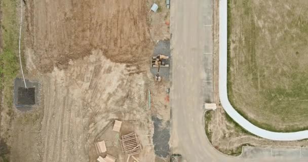 Vista aérea sobre la preparación de los trabajos para la construcción de viviendas nuevas en los suburbios — Vídeo de stock